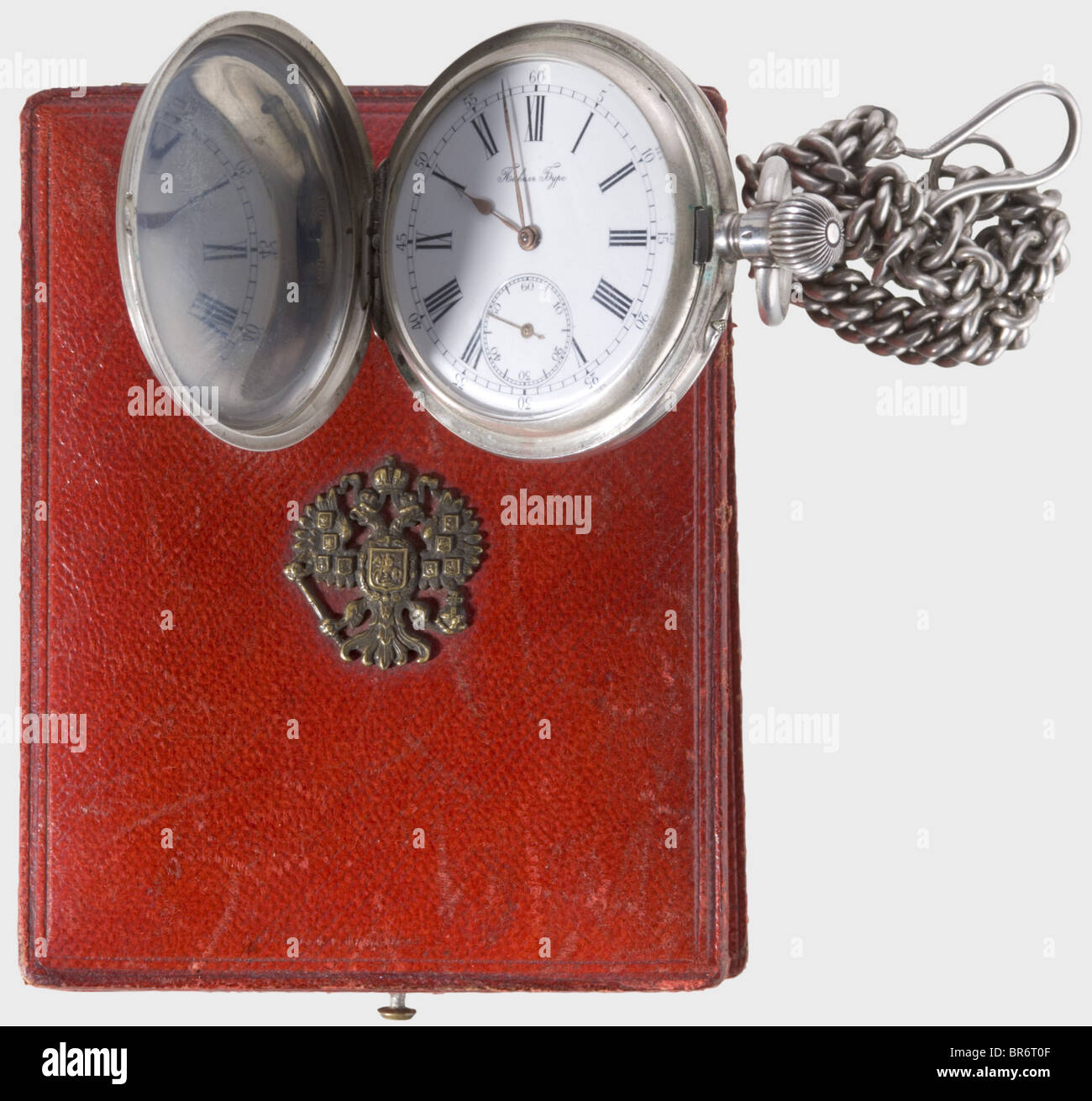 Une montre de poche argentée avec aigle à double tête impérial russe, Pavel Bure, court Watch Maker à la Maison Impériale. Le couvercle porte l'aigle à double tête tsariste partiellement émaillé en bleu et noir. Cadran émaillé blanc avec mains dorées, chiffres romains et arabes noirs, ainsi qu'une petite seconde. Travail, mouvement de précision orné de bijoux. Gravé à l'arrière avec le numéro de série '332884', et marque de finesse '84'. Chaîne de montre argentée. Dans un étui en cuir rouge avec un aigle doré sur le couvercle. La marque Makers est estampillée en argent sur la doublure en soie. Historique, historica, Banque D'Images