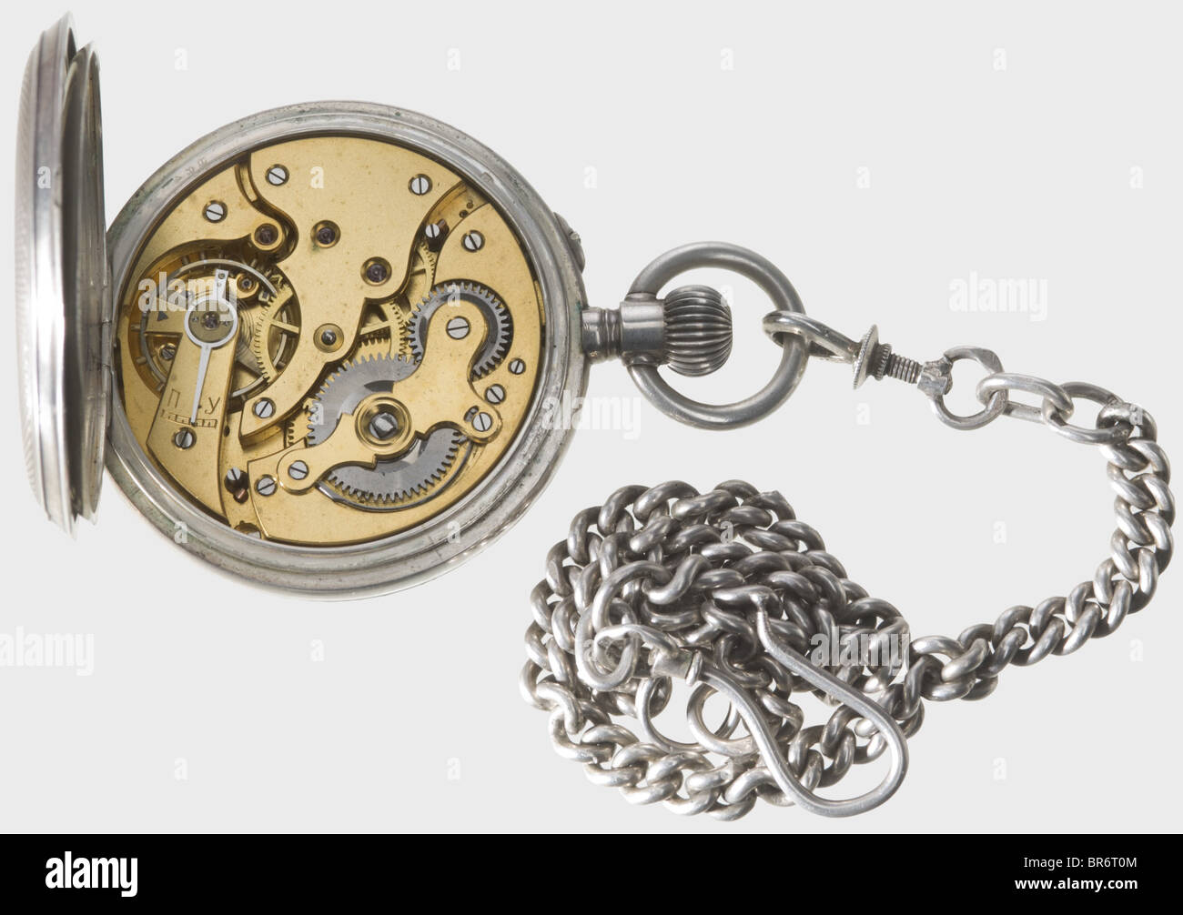 Une montre de poche argentée avec aigle à double tête impérial russe, Pavel Bure, court Watch Maker à la Maison Impériale. Le couvercle porte l'aigle à double tête tsariste partiellement émaillé en bleu et noir. Cadran émaillé blanc avec mains dorées, chiffres romains et arabes noirs, ainsi qu'une petite seconde. Travail, mouvement de précision orné de bijoux. Gravé à l'arrière avec le numéro de série '332884', et marque de finesse '84'. Chaîne de montre argentée. Dans un étui en cuir rouge avec un aigle doré sur le couvercle. La marque Makers est estampillée en argent sur la doublure en soie. Historique, historica, Banque D'Images