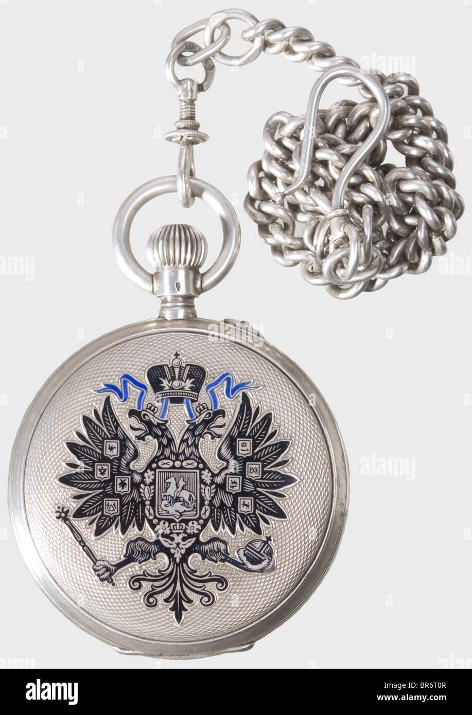 Une montre de poche argentée avec aigle à double tête impérial russe, Pavel Bure, court Watch Maker à la Maison Impériale. Le couvercle porte l'aigle à double tête tsariste partiellement émaillé en bleu et noir. Cadran émaillé blanc avec mains dorées, chiffres romains et arabes noirs, ainsi qu'une petite seconde. Travail, mouvement de précision orné de bijoux. Gravé à l'arrière avec le numéro de série '332884', et marque de finesse '84'. Chaîne de montre argentée. Dans un étui en cuir rouge avec un aigle doré sur le couvercle. La marque Makers est estampillée en argent sur la doublure en soie. Historique, historica, Banque D'Images