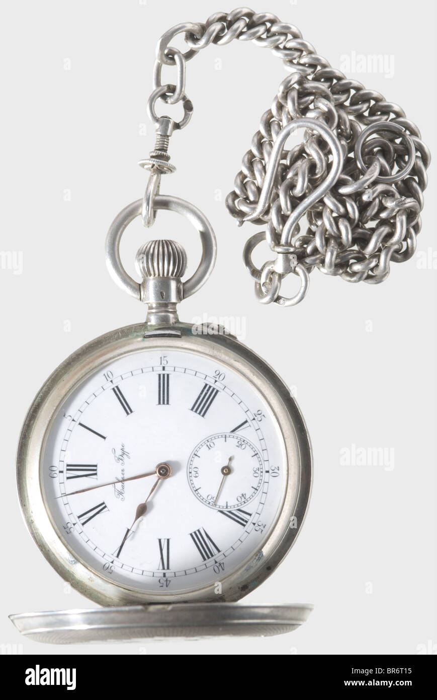 Une montre de poche argentée avec aigle à double tête impérial russe, Pavel Bure, court Watch Maker à la Maison Impériale. Le couvercle porte l'aigle à double tête tsariste partiellement émaillé en bleu et noir. Cadran émaillé blanc avec mains dorées, chiffres romains et arabes noirs, ainsi qu'une petite seconde. Travail, mouvement de précision orné de bijoux. Gravé à l'arrière avec le numéro de série '332884', et marque de finesse '84'. Chaîne de montre argentée. Dans un étui en cuir rouge avec un aigle doré sur le couvercle. La marque Makers est estampillée en argent sur la doublure en soie. Historique, historica, Banque D'Images
