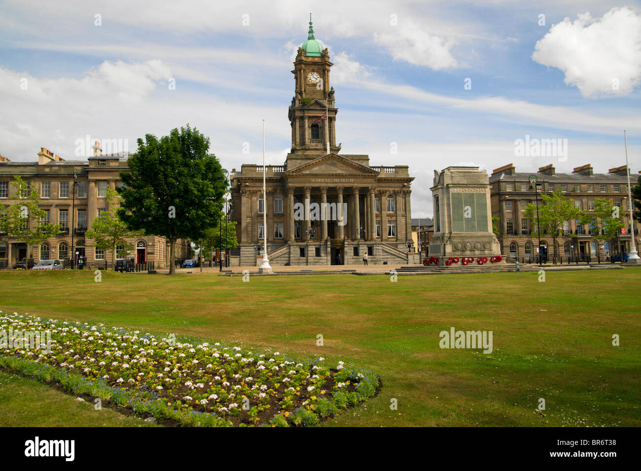 Hamilton Square et Birkenhead Hôtel de ville qui est maintenant le Musée de Wirral. Banque D'Images