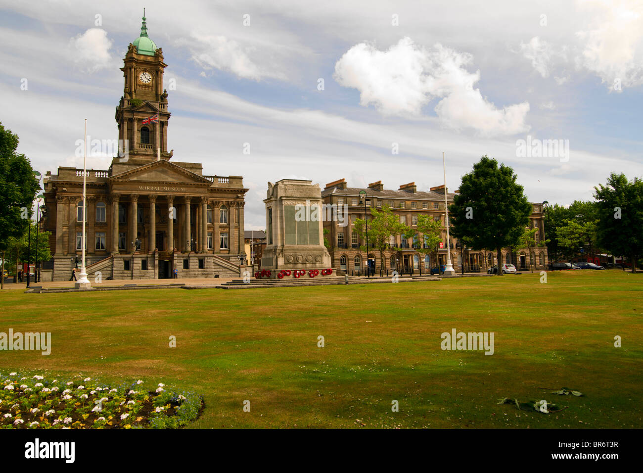 Hamilton Square et Birkenhead Hôtel de ville qui est maintenant le Musée de Wirral. Banque D'Images