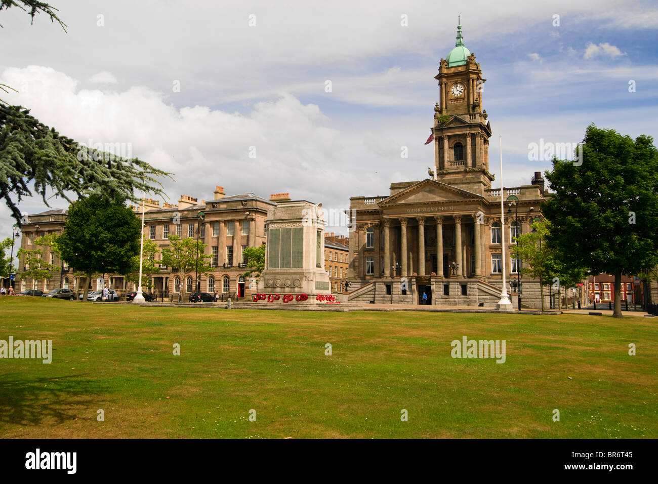 Hamilton Square et Birkenhead Hôtel de ville qui est maintenant le Musée de Wirral. Banque D'Images