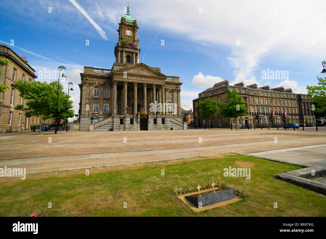 Hamilton Square et Birkenhead Hôtel de ville qui est maintenant le Musée de Wirral. Banque D'Images