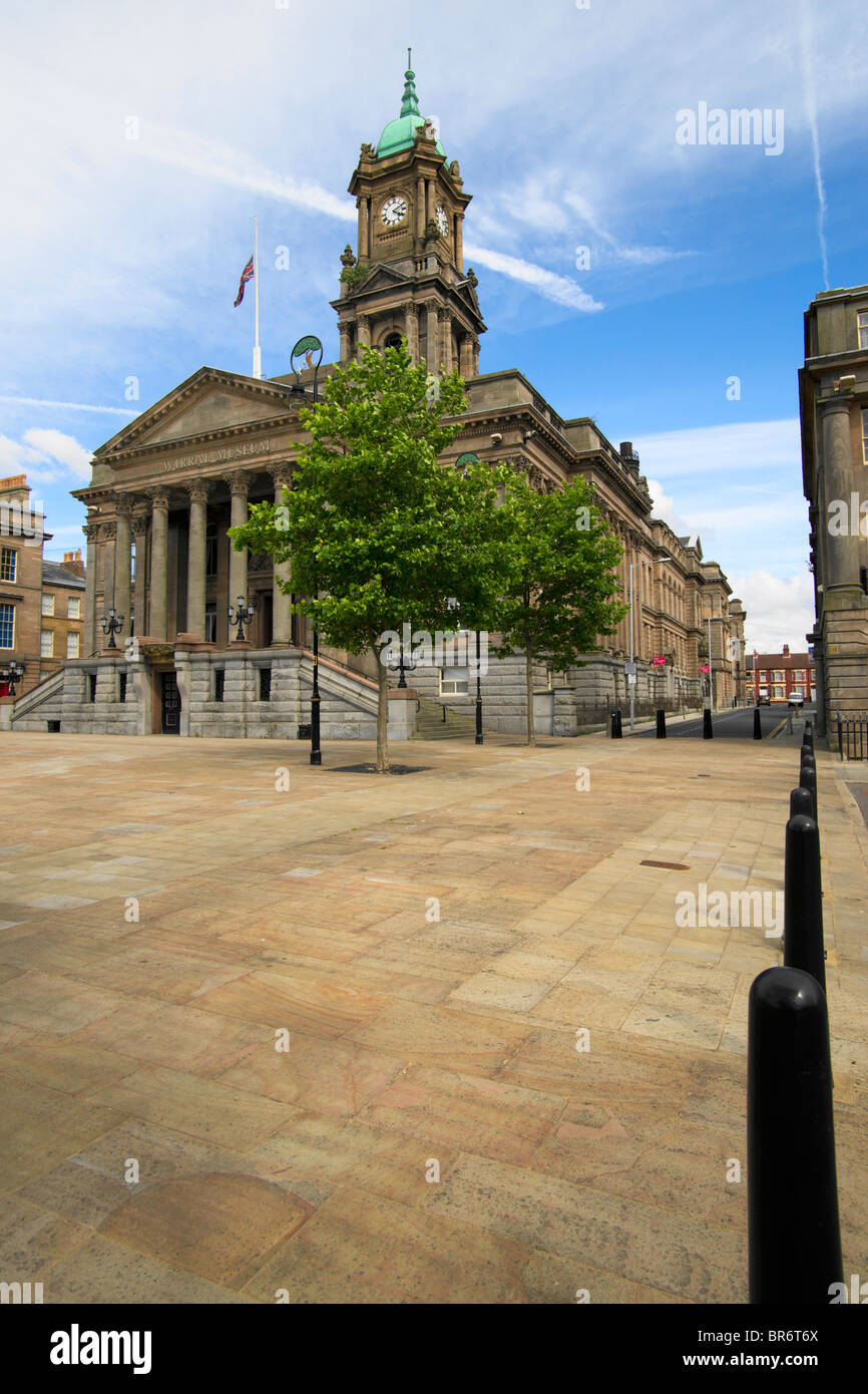 Hamilton Square et Birkenhead Hôtel de ville qui est maintenant le Musée de Wirral. Banque D'Images