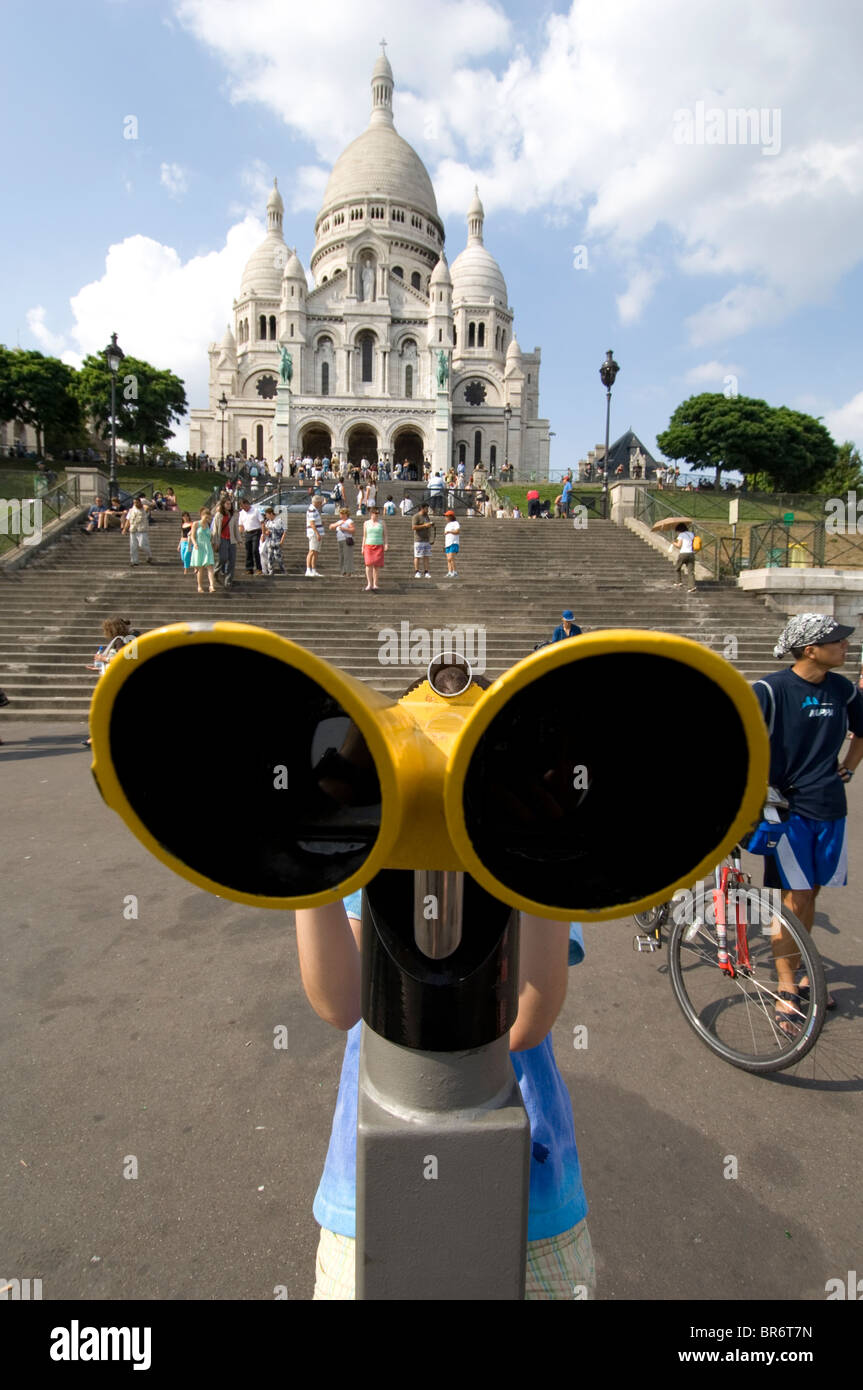 Fille touristiques binoculars depuis les marches de la basilique du Sacré Coeur Paris Banque D'Images