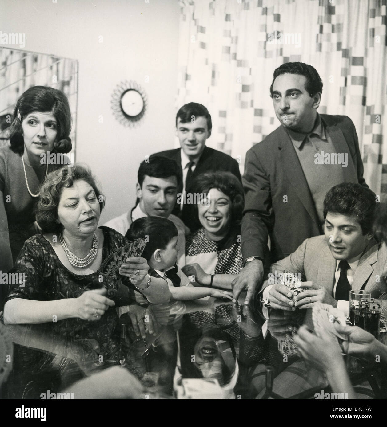 PAUL Anka, chanteur canadien (assis à droite) avec sa famille sur 1970 Banque D'Images
