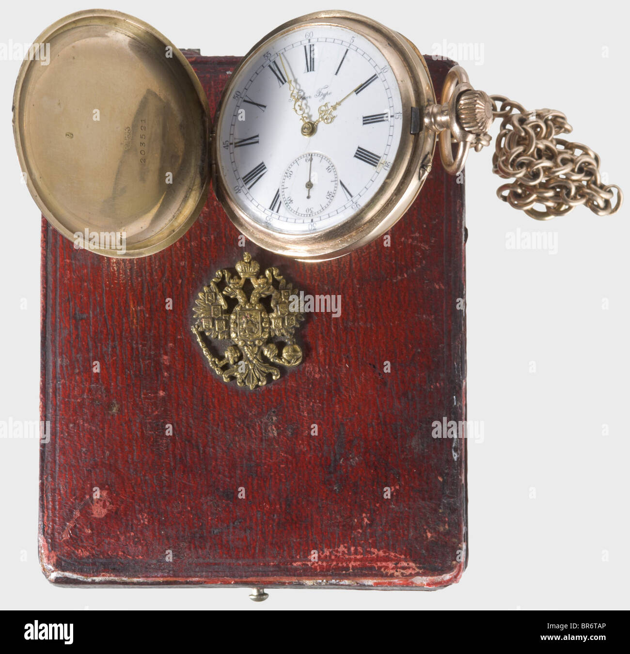 Une montre de poche de savane dorée avec aigle à double tête russe impérial, Pavel Bure, court Watch Maker à la Maison impériale. Le couvercle porte l'aigle double tsariste partiellement émaillé en bleu et noir. Cadran émaillé blanc (fissures) avec mains dorées, chiffres romains et arabes noirs, ainsi qu'une petite seconde. Travail, mouvement de précision orné de bijoux. Gravé à l'arrière avec le numéro de série '203521', et marque de finesse '0,583'. Chaîne de montres Golden. Dans un étui en cuir rouge endommagé avec un aigle doré sur le couvercle. La marque du fabricant est estampillée en or sur la doublure en soie. Banque D'Images