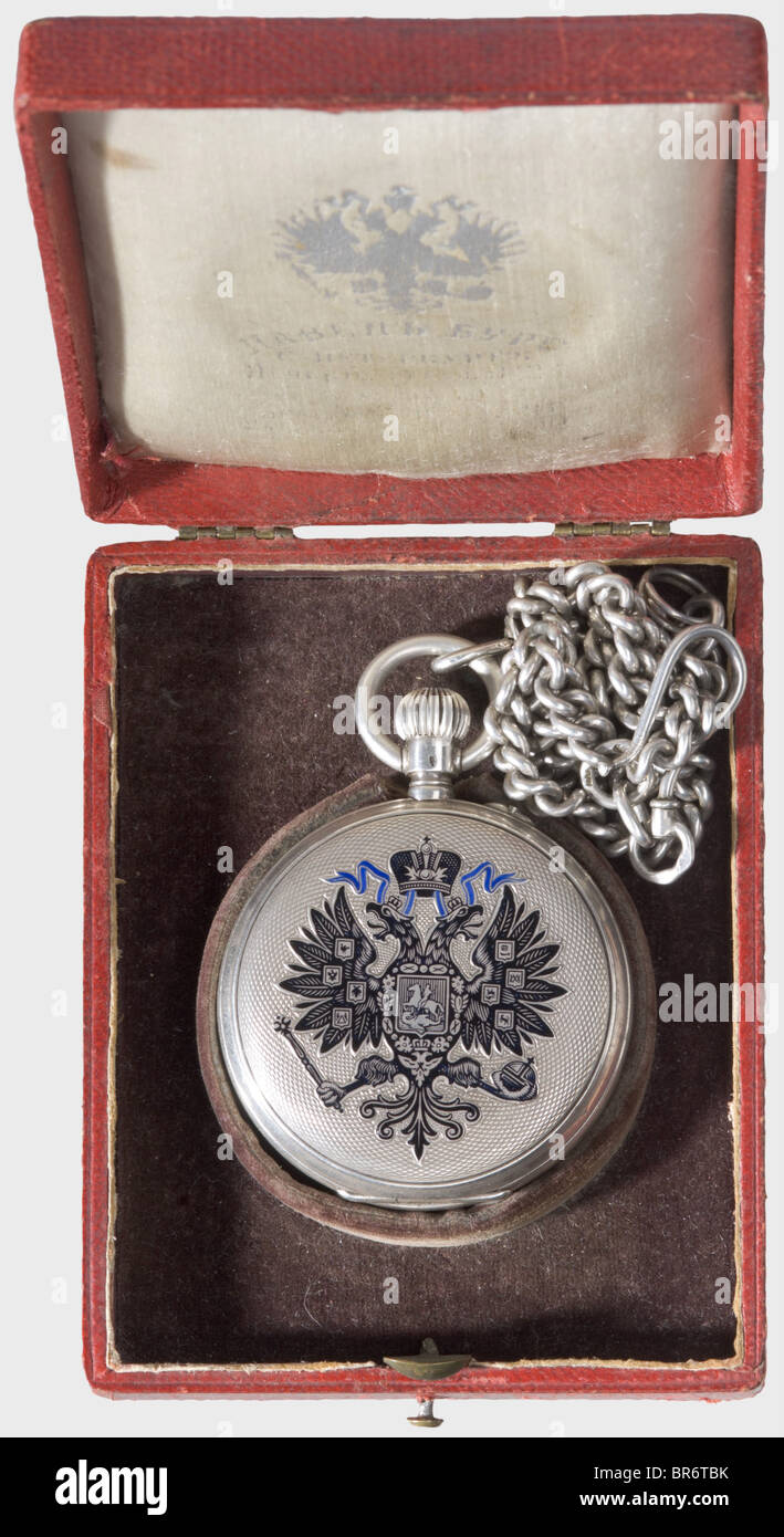 Une montre de poche argentée avec aigle à double tête impérial russe, Pavel Bure, court Watch Maker à la Maison Impériale. Le couvercle porte l'aigle à double tête tsariste partiellement émaillé en bleu et noir. Cadran émaillé blanc avec mains dorées, chiffres romains et arabes noirs, ainsi qu'une petite seconde. Travail, mouvement de précision orné de bijoux. Gravé à l'arrière avec le numéro de série '332884', et marque de finesse '84'. Chaîne de montre argentée. Dans un étui en cuir rouge avec un aigle doré sur le couvercle. La marque Makers est estampillée en argent sur la doublure en soie. Historique, historica, Banque D'Images