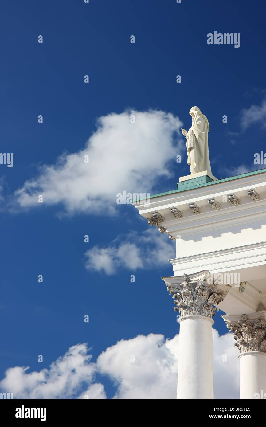 Une image verticale avec un effet d'une statue de toucher les nuages. Banque D'Images