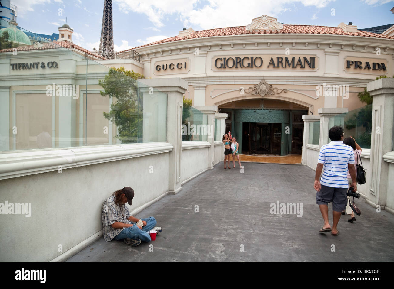 Un mendiant demander de l'argent sur le Strip, concept - riches et pauvres en Amérique ; Las Vegas USA Banque D'Images