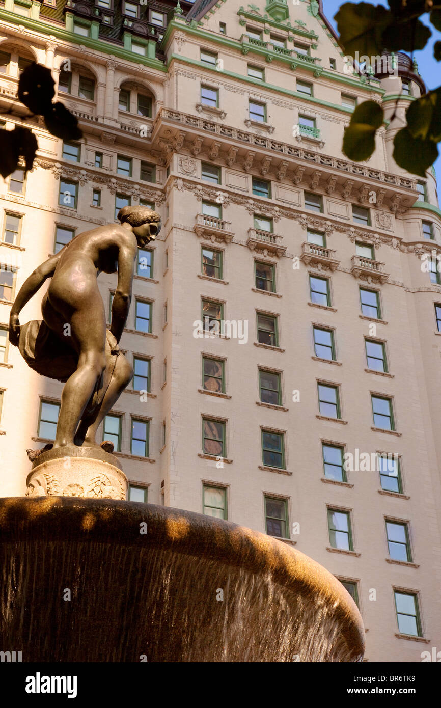 Détail de la fontaine Pulitzer avec le Plaza Hotel beyond, Manhattan New York USA Banque D'Images