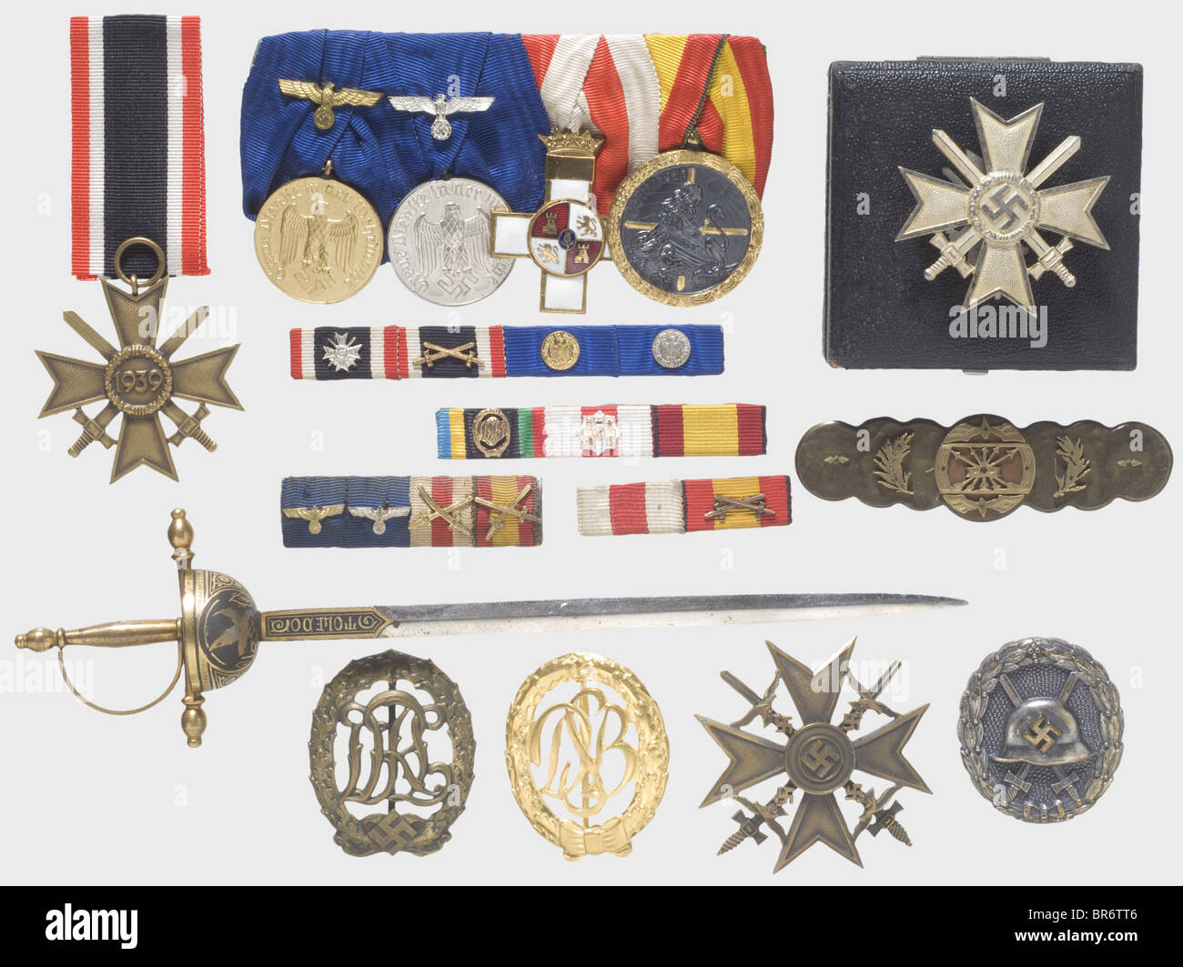 Prix d'un militant espagnol, Croix espagnole en bronze, a frappé à l'envers 'L/11'. Croix du mérite de guerre 1ère classe avec épées, perforé 'L/11', en boîtier. Deuxième classe de la Croix du mérite de la guerre avec des épées sur le segment du ruban. Badge De Blessure En Argent. Les commandes en quatre pièces sont battes avec des prix de service de longue durée de 4 et 12 ans, la Médaille de la Croix du mérite militaire et de la campagne (Espagne) avec le fermoir de quatre commandes sur le terrain et un fermoir en deux pièces avec seulement les prix espagnols. Badge Sportif Reich En Bronze. Un fermoir produit à l'avant pour l'insigne espagnol Phalangist, un ouvre-lettre en acier en forme de cloche, Banque D'Images