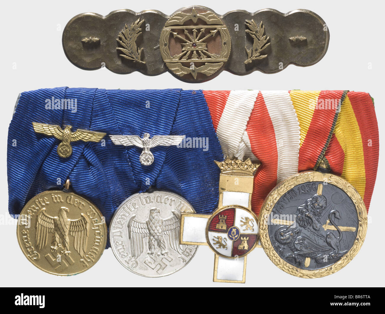 Prix d'un militant espagnol, Croix espagnole en bronze, a frappé à l'envers 'L/11'. Croix du mérite de guerre 1ère classe avec épées, perforé 'L/11', en boîtier. Deuxième classe de la Croix du mérite de la guerre avec des épées sur le segment du ruban. Badge De Blessure En Argent. Les commandes en quatre pièces sont battes avec des prix de service de longue durée de 4 et 12 ans, la Médaille de la Croix du mérite militaire et de la campagne (Espagne) avec le fermoir de quatre commandes sur le terrain et un fermoir en deux pièces avec seulement les prix espagnols. Badge Sportif Reich En Bronze. Un fermoir produit à l'avant pour l'insigne espagnol Phalangist, un ouvre-lettre en acier en forme de cloche, Banque D'Images