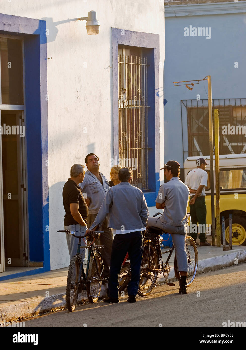 Un groupe d'hommes se rencontrent le matin dans la rue San Antonio de los Ba-os Cuba. Banque D'Images