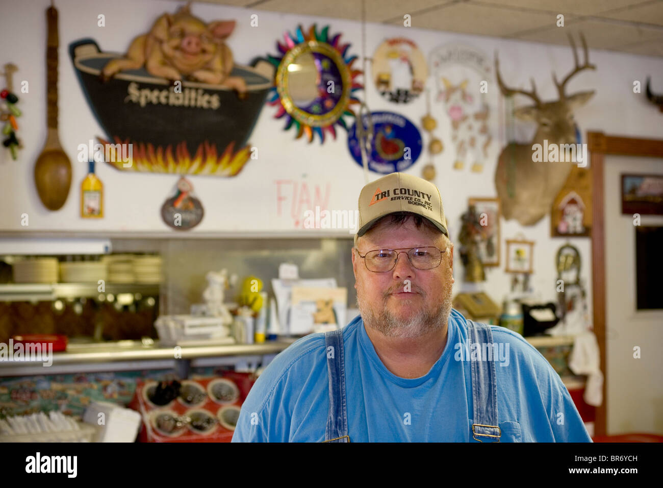 Un homme portant une combinaison de travail représente un portrait dans un restaurant à San Antonio au Texas. Banque D'Images