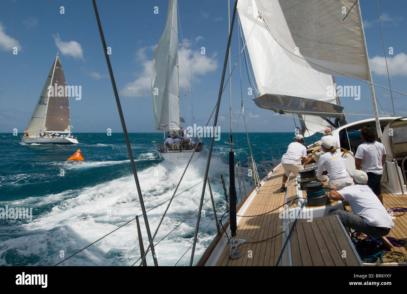 "À bord ojana' comme elle vient dans l'offset bouy durant la semaine d'Antigua 2008. Jour 2 tour de l'île, à mi-course, Dickenso Banque D'Images