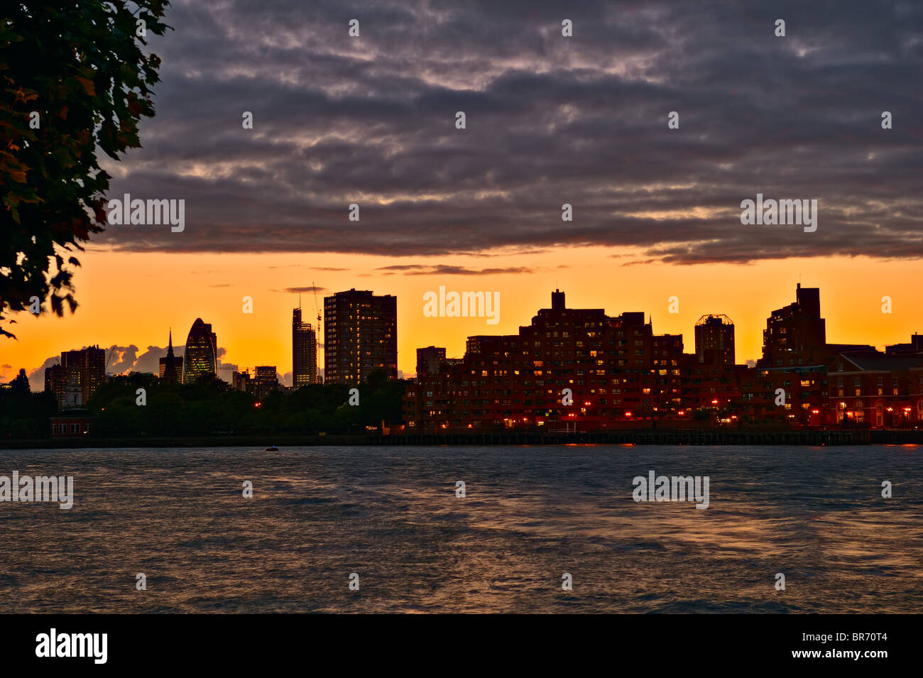 À la recherche sur la Tamise vers Wapping et la ville, au coucher du soleil avec les nuages bas, Londres, Angleterre, Royaume-Uni, Europe Banque D'Images