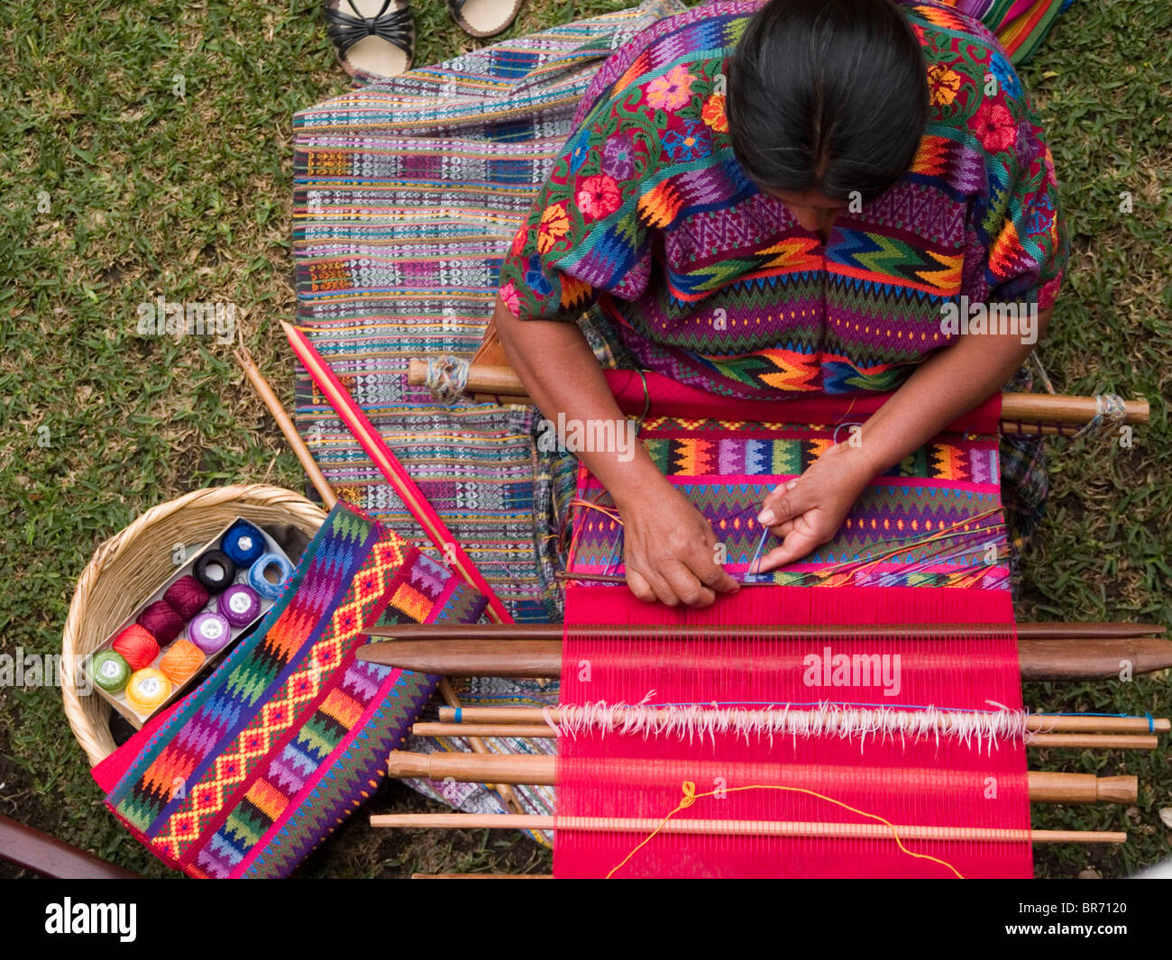 Une femme d'une communauté autochtone du Guatemala le tissage en ...