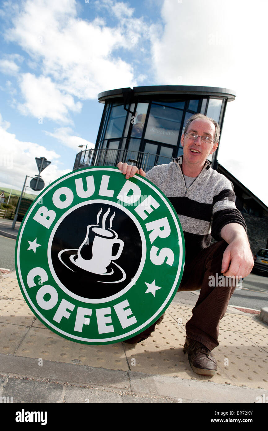 DEREK EDWARDS, le propriétaire de rochers Cafe , Borth, Pays de Galles au Royaume-Uni, avec le signe de son café qu'il a dû retirer Banque D'Images
