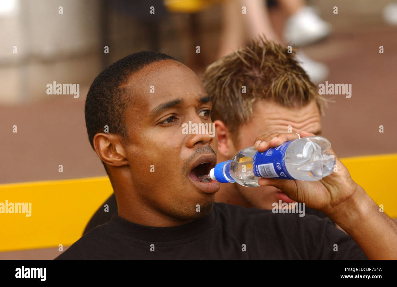 Paul Ince Football prenant un verre 2002 Banque D'Images