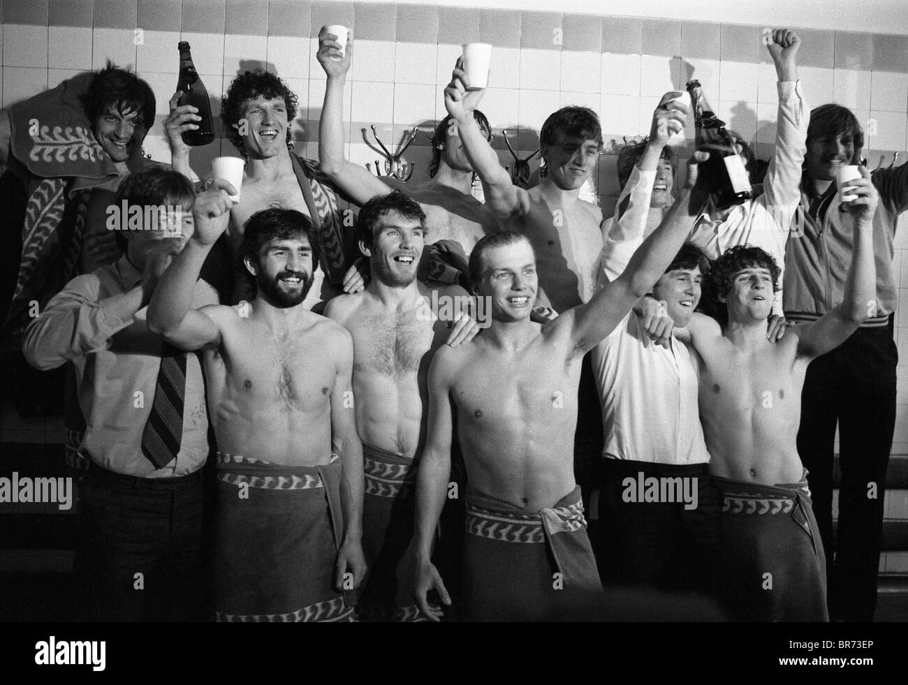 Les joueurs d'Aston Villa célébrer remportant le championnat de la ligue de football dans le dressing à Highbury. Arsenal 02 Mai 1981 Banque D'Images