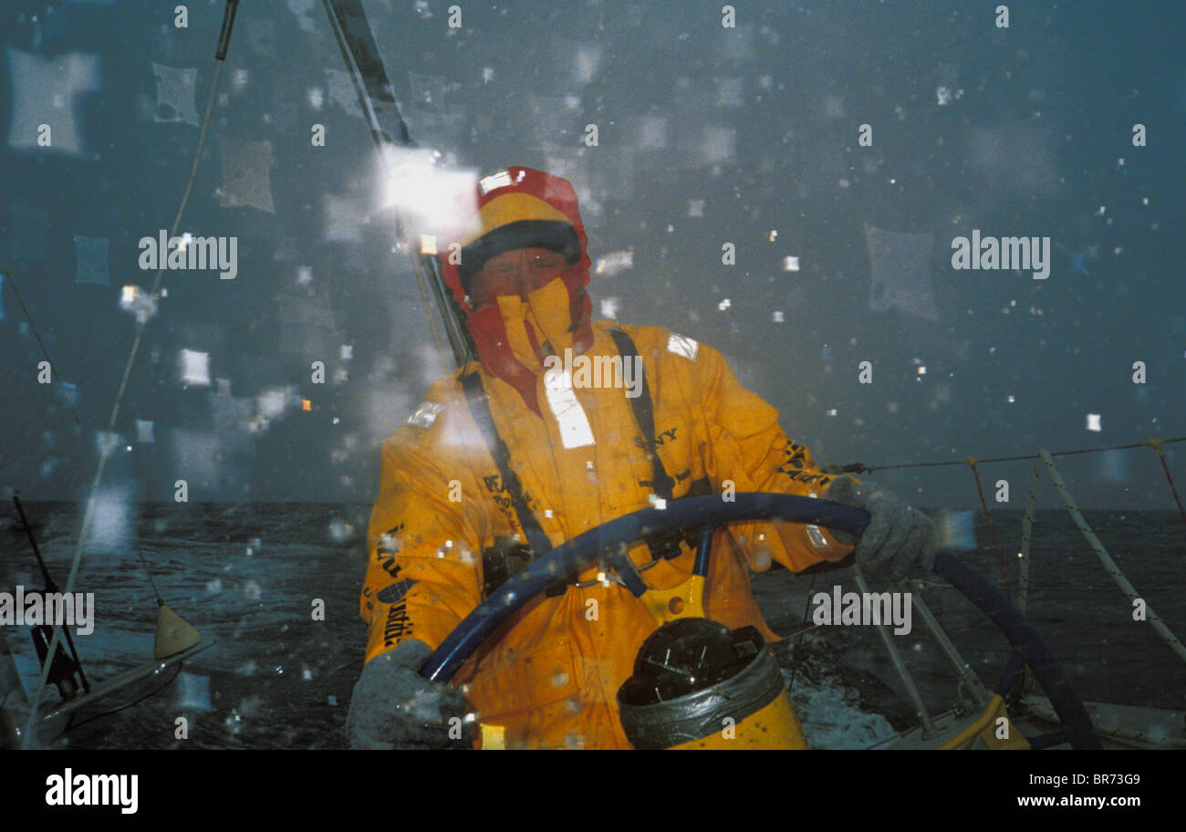 Timonier dans l'imperméable comme 'Intrum Justitia' passe par le sud de l'océan dans la Whitbread Round the World Race, skippé Banque D'Images