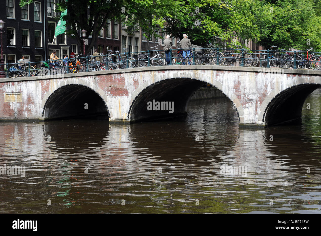 Vue d'un pont sur un canal à Amsterdam, Hollande Banque D'Images