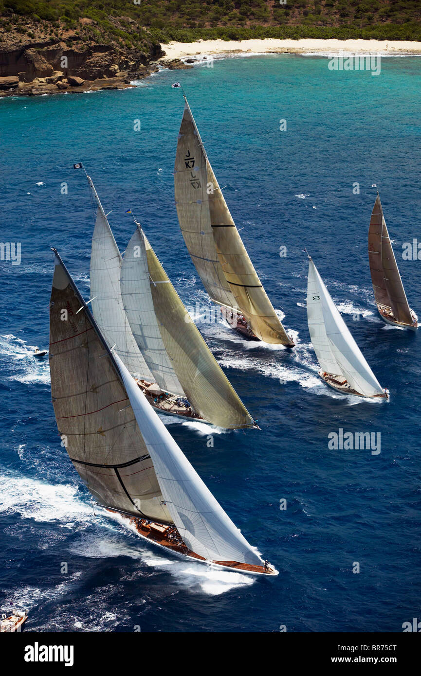 De gauche ; 'Ranger', 'Windrose' et 'Rainbow' chase un couple des plus petits bateaux à Antigua Classic Yacht Regatta, Caraïbes 2004. Banque D'Images