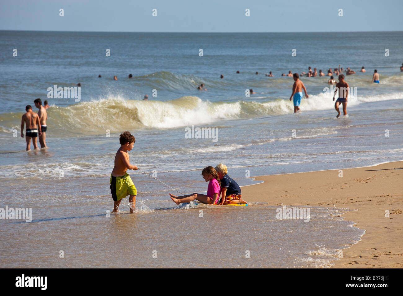 Enfants jouant sur Rehoboth Beach en Floride Banque D'Images