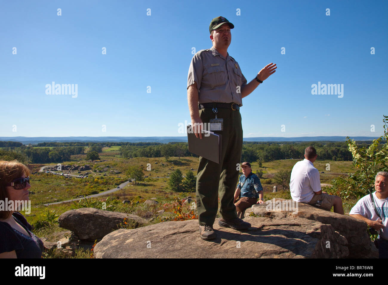 Ranger du parc visite guidée de Little Round Top, bataille de la guerre civile, Gettysburg, PA Banque D'Images