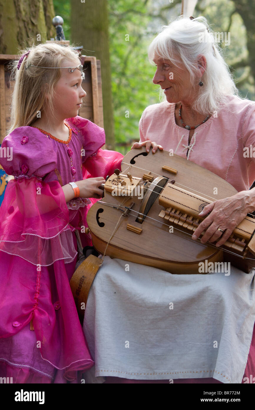 Femme plus âgée avec une fille à l'Elf Fantasy Fair le 25 avril 2010 à Haarzuilens, Pays-Bas Banque D'Images