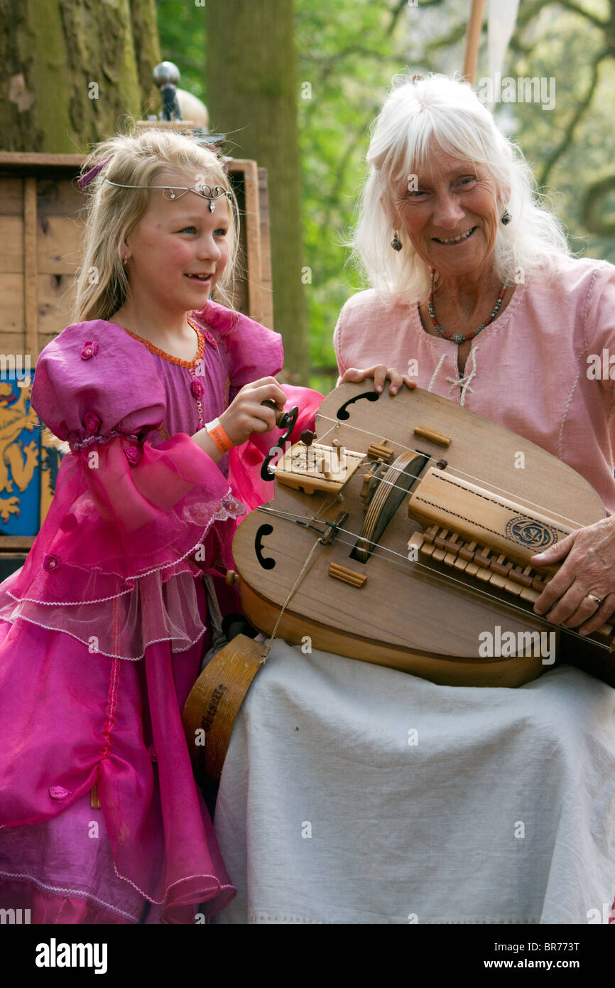 Femme plus âgée avec une fille à l'Elf Fantasy Fair le 25 avril 2010 à Haarzuilens, Pays-Bas Banque D'Images