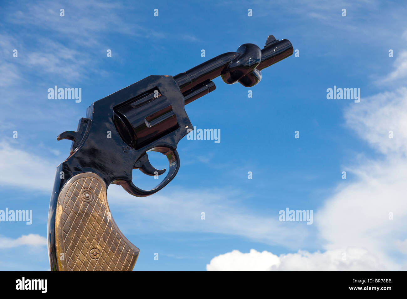 Sculpture d'un pistolet avec un canon noué symbolisant la fin de la violence - Phnom Penh, Cambodge Banque D'Images