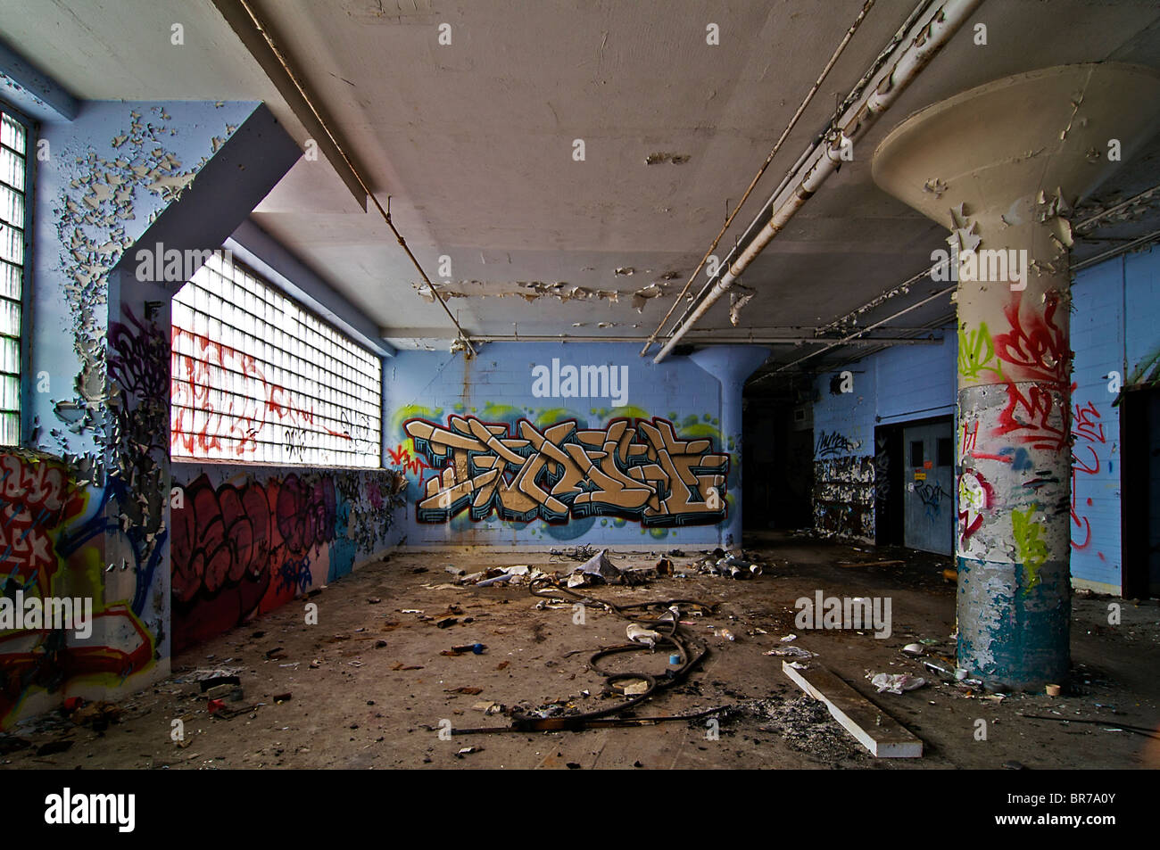 Rempli de graffiti chambre dans un bâtiment industriel abandonné Photo  Stock - Alamy