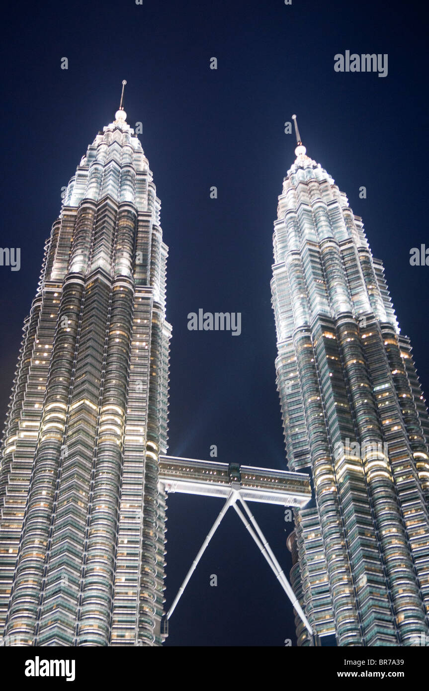 Les Tours Petronas éclairés la nuit à Kuala Lumpur, Malaisie Banque D'Images