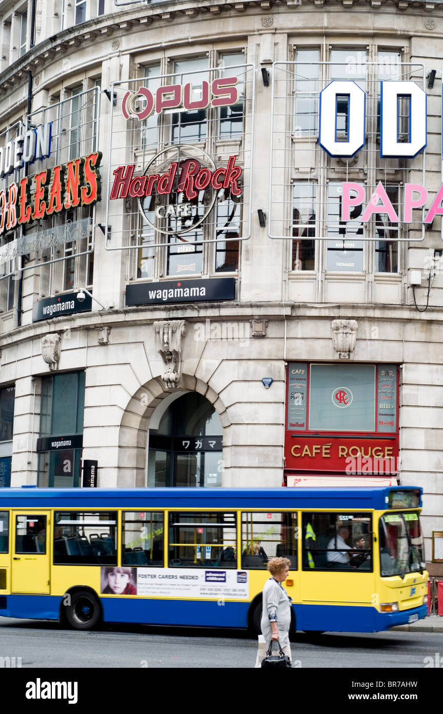 Bus en face du bâtiment Printworks, dans le centre-ville de Manchester, Angleterre, RU Banque D'Images