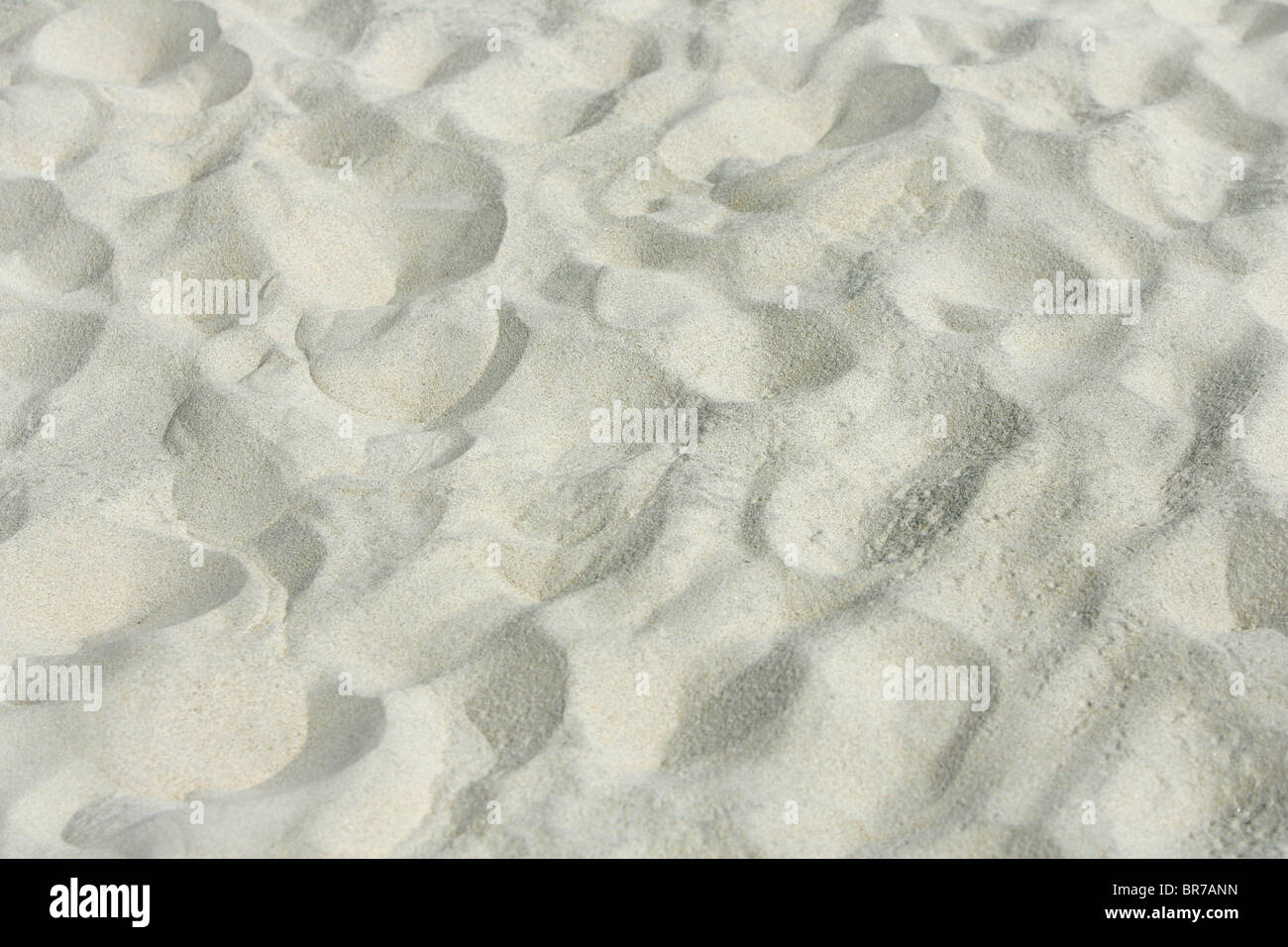 La texture de fond de couleur claire de grains de sable sur la plage Banque D'Images