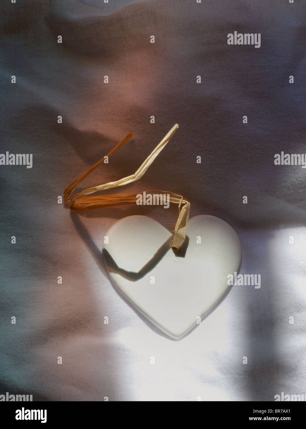 Un livre blanc porcelane / poterie Valentine, ion a éclairé de façon romantique, cool, fin arrière-plan. Banque D'Images