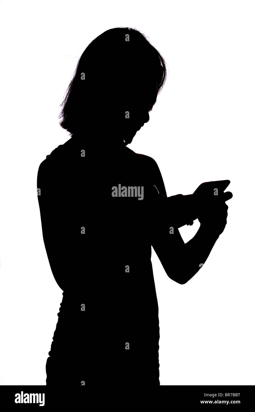 Silhouette de fille de l'adolescence avec l'iphone Banque D'Images