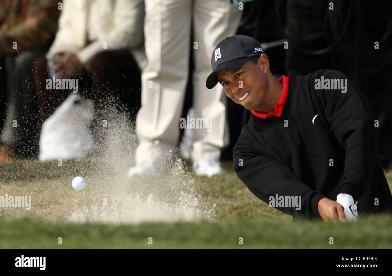 Tiger Woods hits à partir de la fosse de sable Banque D'Images