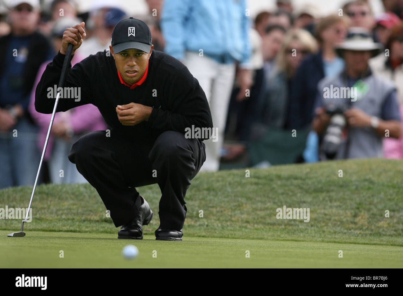 Tiger Woods s'aligne putt Banque D'Images