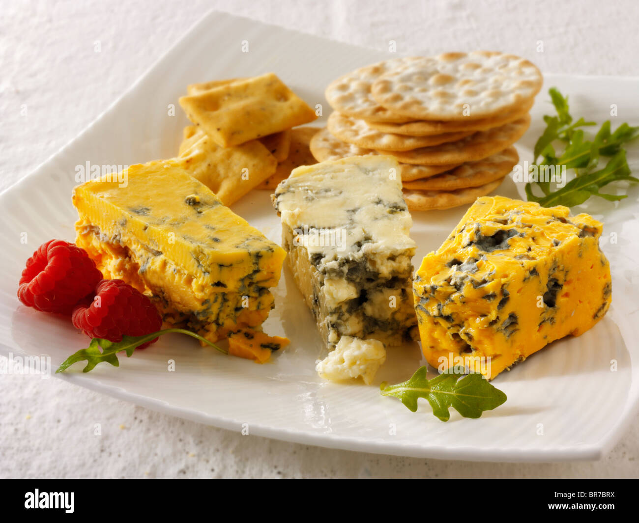 & Biscuits fromage stilton stilton blanc, avec blacksticks & fromage. Banque D'Images
