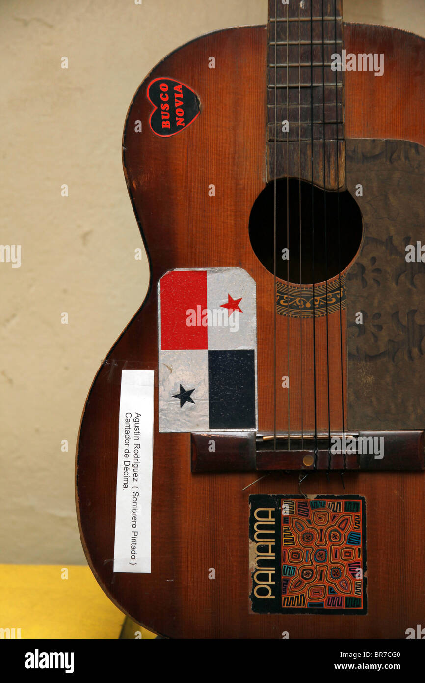Guitare acoustique avec pavillon panaméen dans Chitre , Musée Herrera Herrera , Province , Panama Banque D'Images