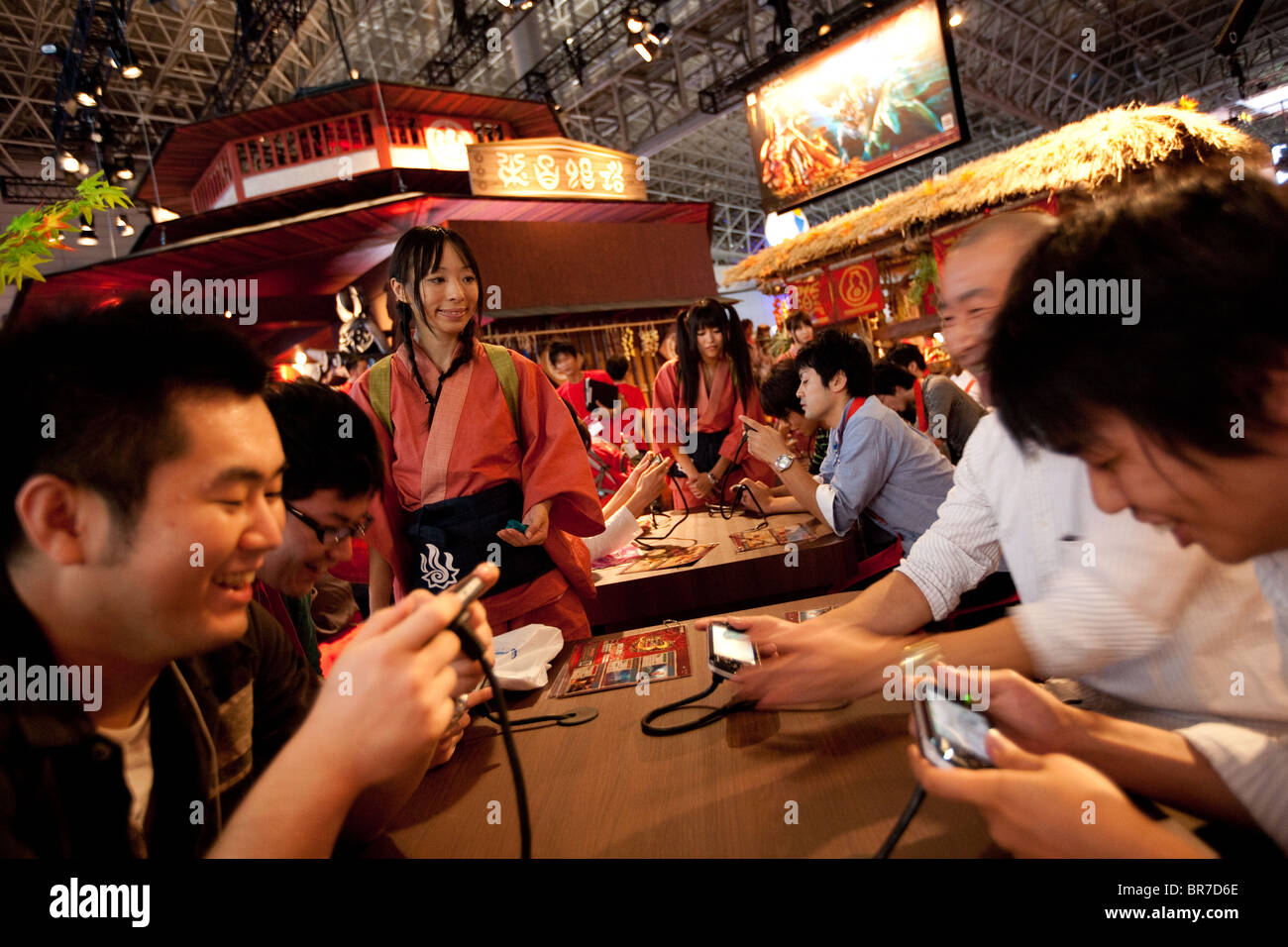 Les joueurs d'essayer de nouveaux jeux à l'échange de divers stands des entreprises de fabrication de jeux à l'édition 2010 du Tokyo Game Show. Banque D'Images