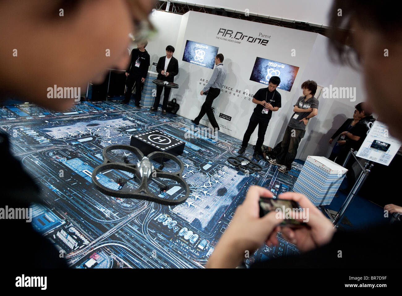 Les joueurs d'essayer de nouveaux jeux à l'échange de divers stands des entreprises de fabrication de jeux à l'édition 2010 du Tokyo Game Show. Banque D'Images