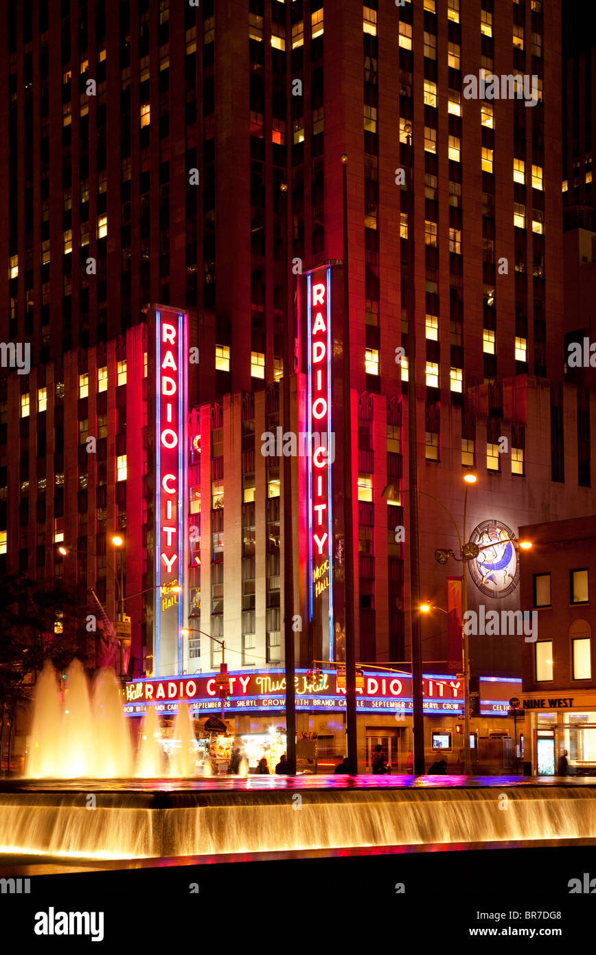 Fontaine à eau avec le Radio City Music Hall au-delà, la ville de New York USA Banque D'Images