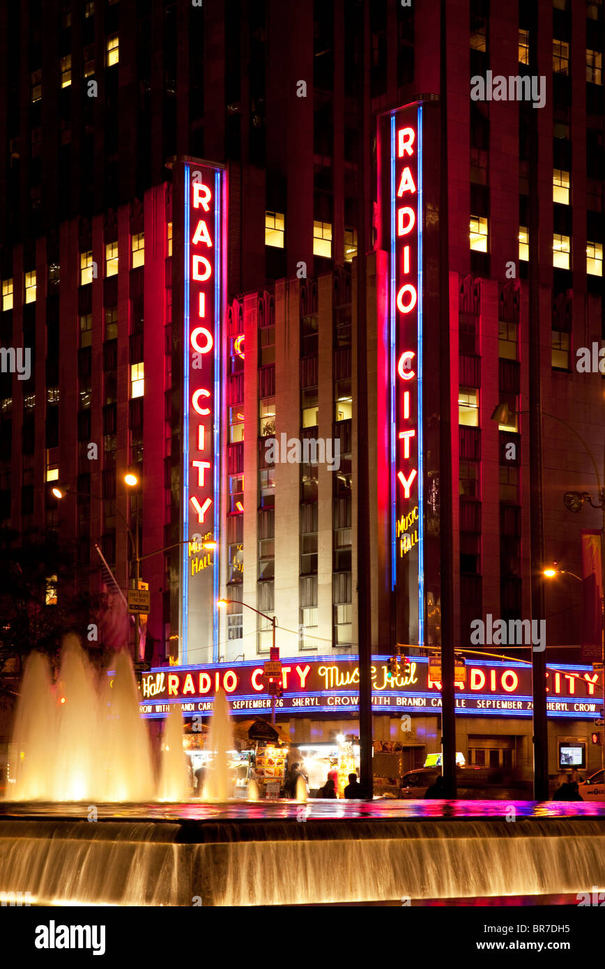 Fontaine à eau avec le Radio City Music Hall au-delà, la ville de New York USA Banque D'Images