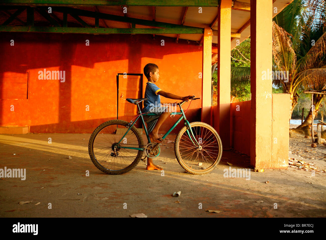Un garçon sur un vélo dans le coucher de soleil montres Panama Santa Catalina Banque D'Images