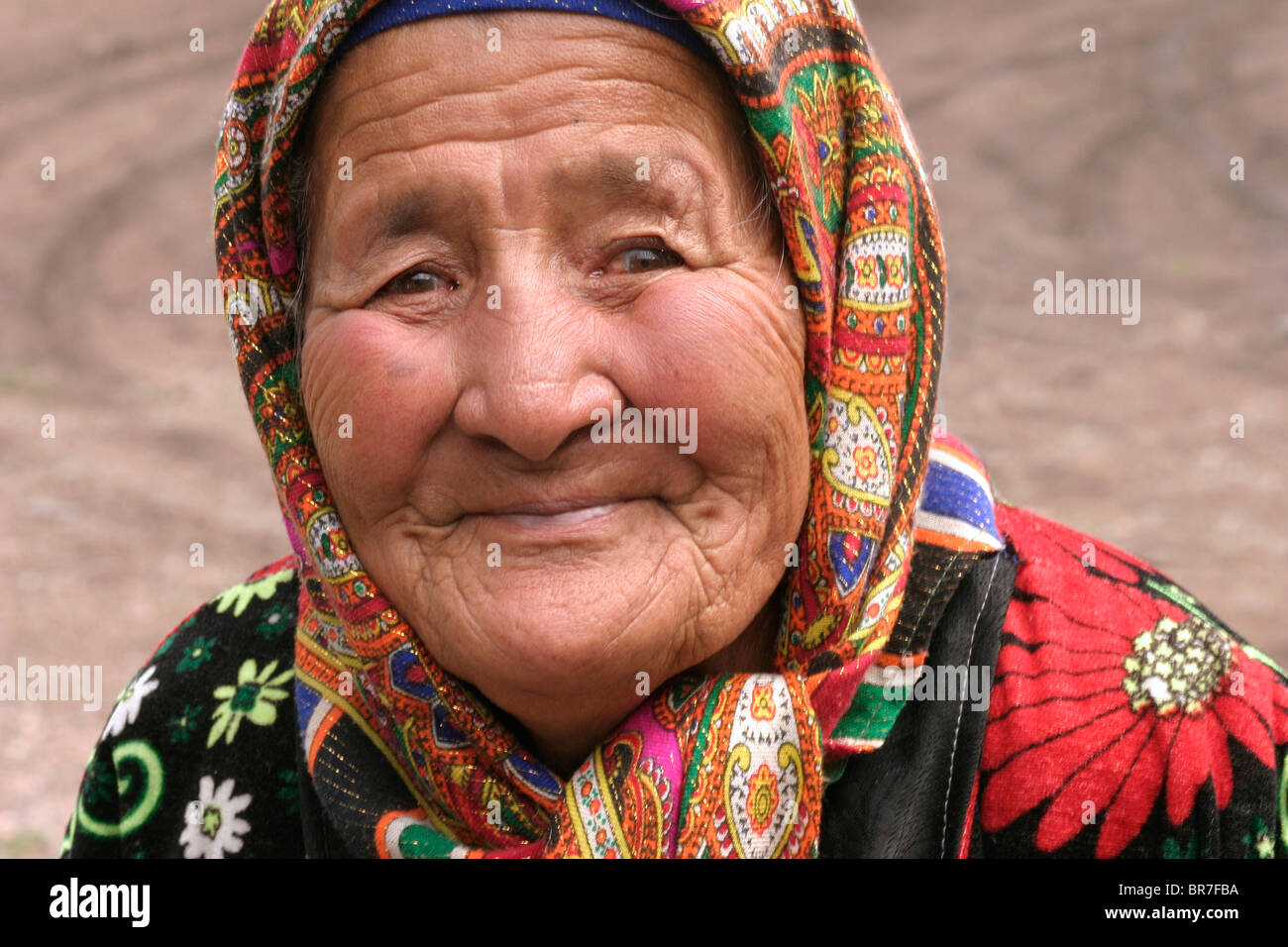 Haut Kazak woman smiling Banque D'Images